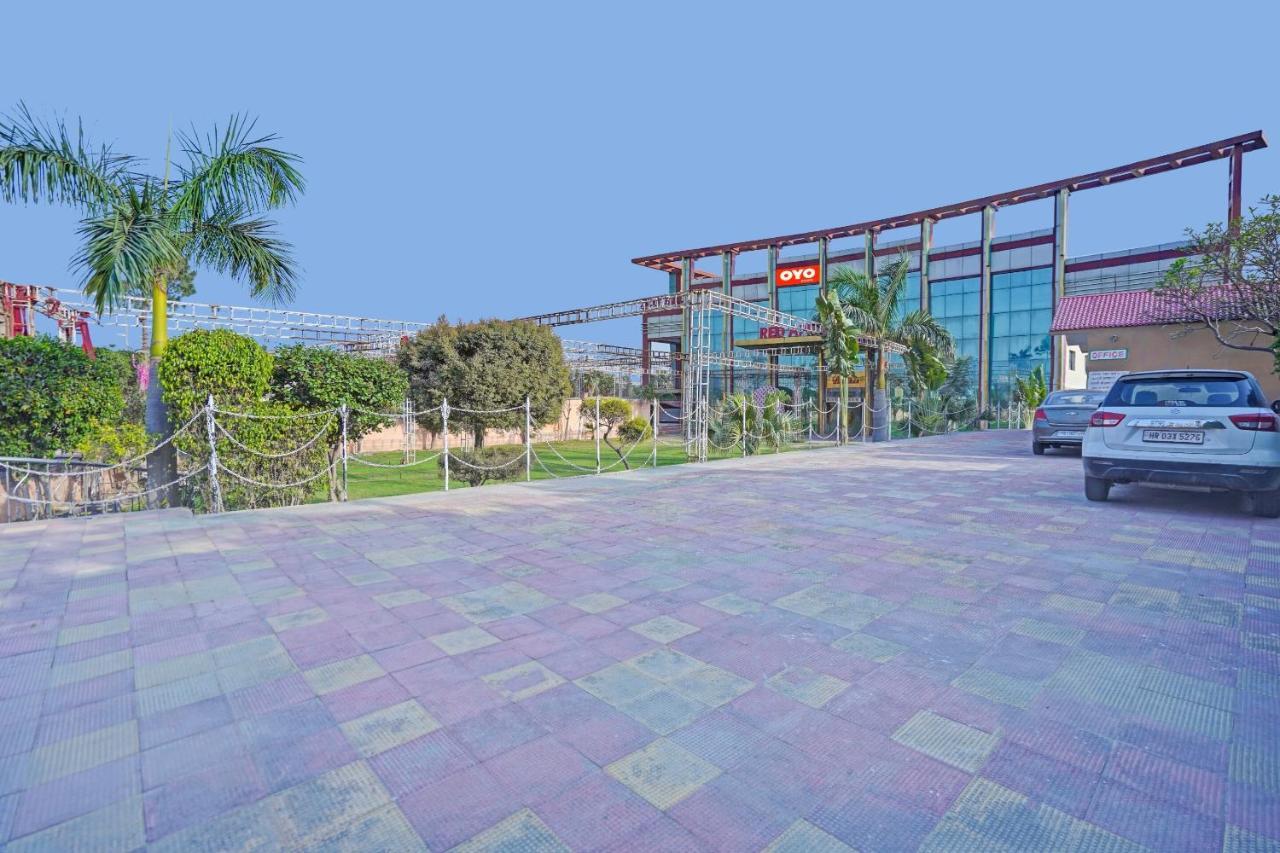 Oyo 87701 Lucky Farm Hotell Shāhpur Exteriör bild